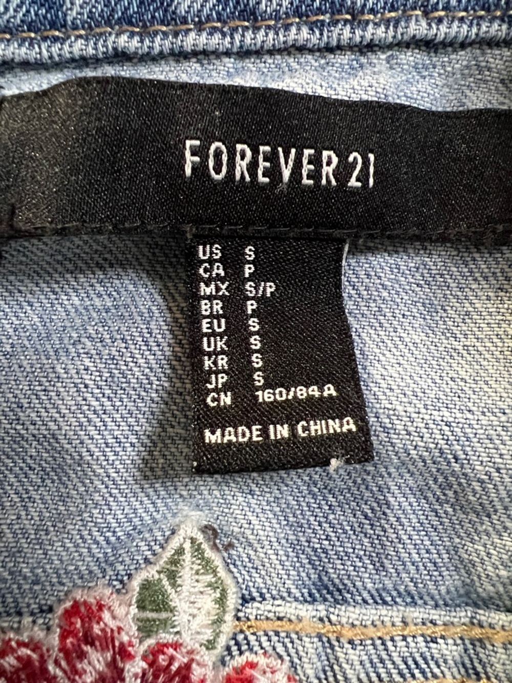 🌺🎴🫜🏡Forever 21 Light Blue Denim Jacket with Red and Blush Floral Embroidery - Picture 6 of 8